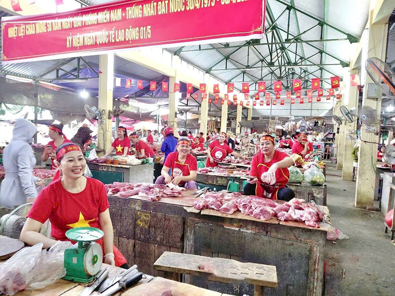 Tiểu thương chợ Cộn hào vào không khí chào mừng ngày giải phóng miền Nam, thống nhất đất nước.