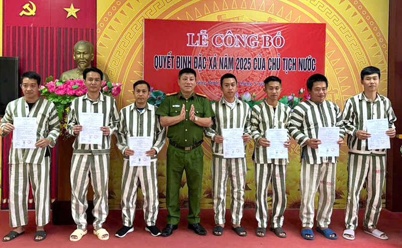 Đại diện lãnh đạo Trại Tạm giam Công an tỉnh trao quyết định đặc xá cho phạm nhân.