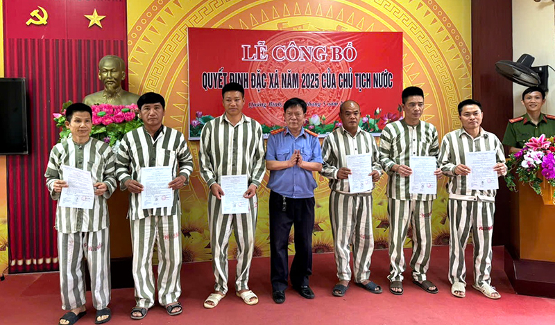 Đại diện Viện Kiểm sát nhân dân tỉnh trao quyết định đặc xá cho phạm nhân.