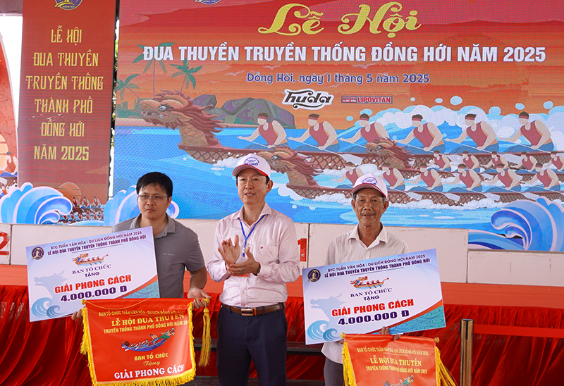 Đại diện Ban Tổ chức trao giải phong cách cho 2 đội.