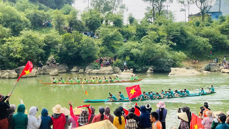Hoạt động đua thuyền truyền thống trên song Rào Nan, xã Tân Hóa thu hút đông đảo người dân, du khách tham gia.