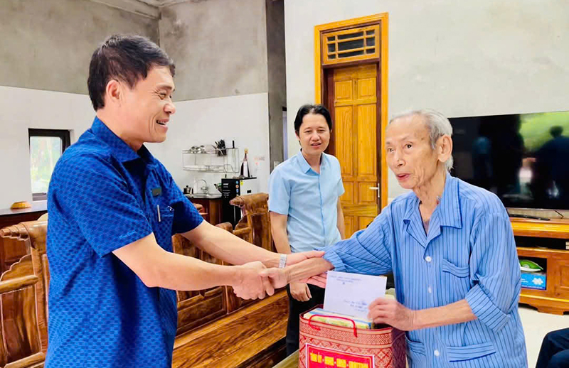 Lãnh đạo huyện Minh Hóa thăm các gia đình chính sách nhân kỷ niệm 50 năm Ngày Giải phóng Miền nam, thống nhất đất nước.