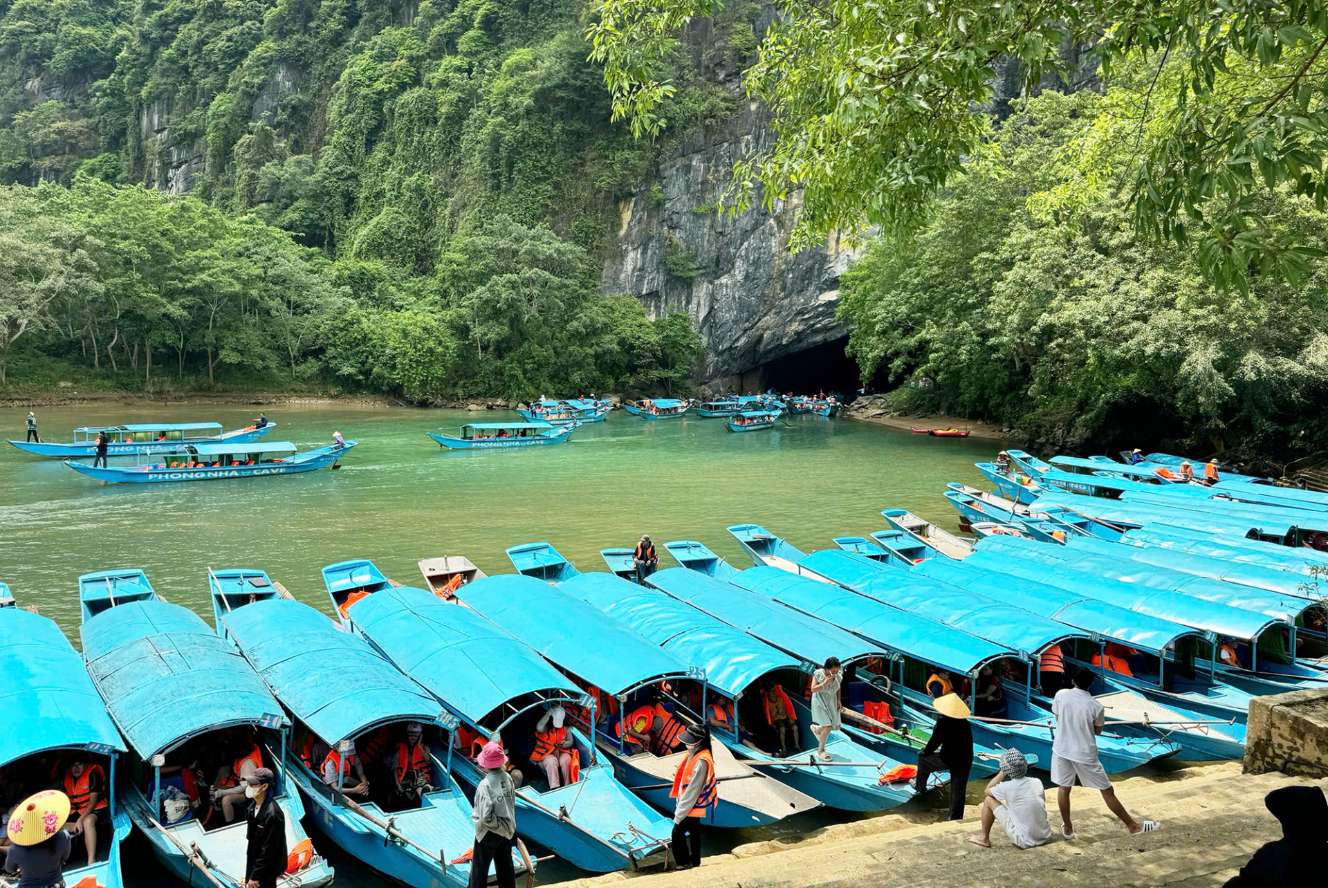 Động Phong Nha thu hút đông lượng khách tham quan.