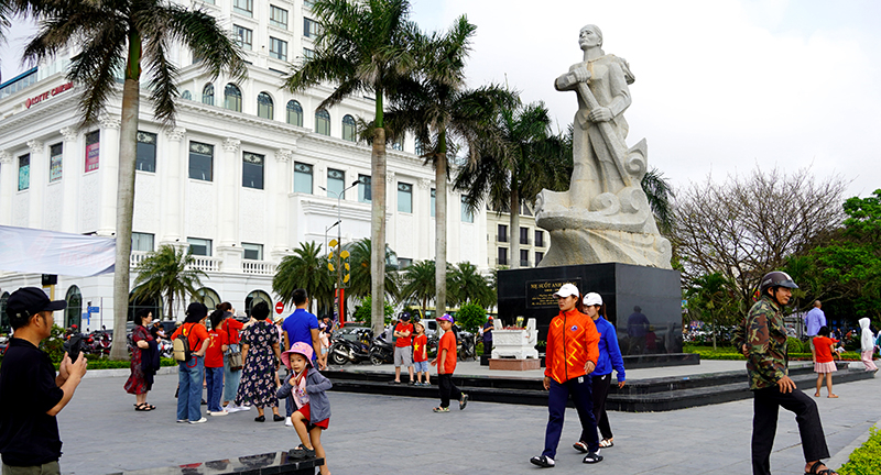 Nhờ công tác chuẩn bị chu đáo, đầu tư xây dựng chỉnh trang đô thị và các bãi biển ngày càng khang trang, sạch đẹp nên lượng khách đến Đồng Hới dịp lễ tăng cao.