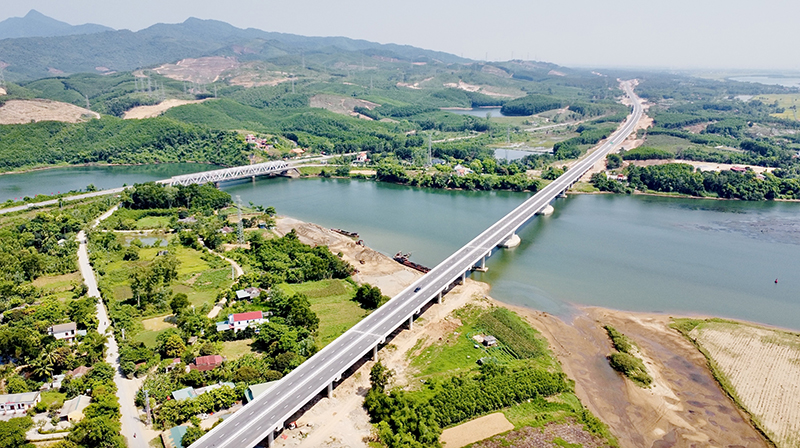 Đường bộ cao tốc Bắc-Nam vượt sông Long Đại.