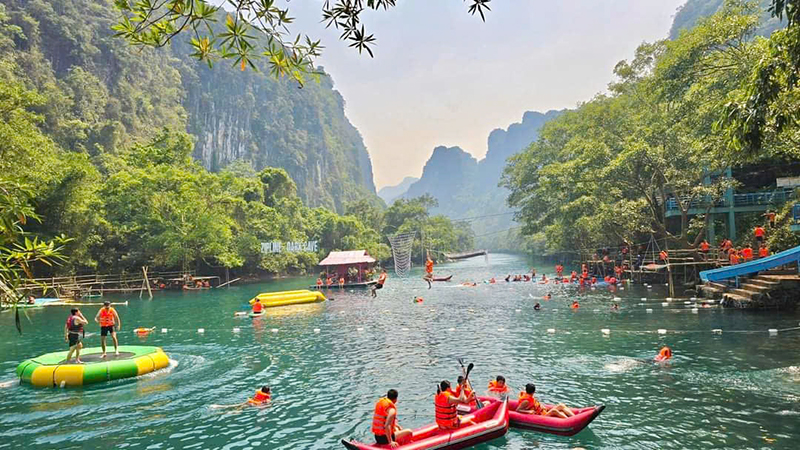 Du khách đến tham quan các điểm du lịch trên địa bàn huyện Bố Trạch tăng cao.