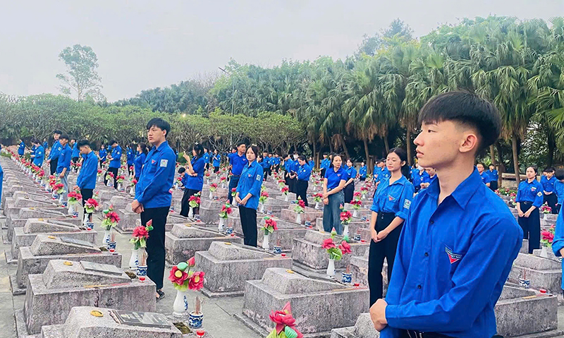 Đoàn viên, thanh niên huyện Bố Trạch dâng hương tại Nghĩa trang Liệt sỹ Ba Dốc.