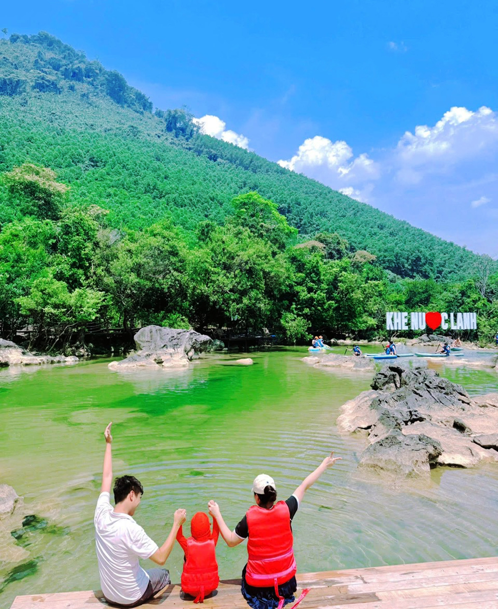 Khu du lịch sinh thái và nghỉ dưỡng khe Nước Lạnh, xã Ngân Thủy điểm thu hút nhiều khách trong dịp lễ.