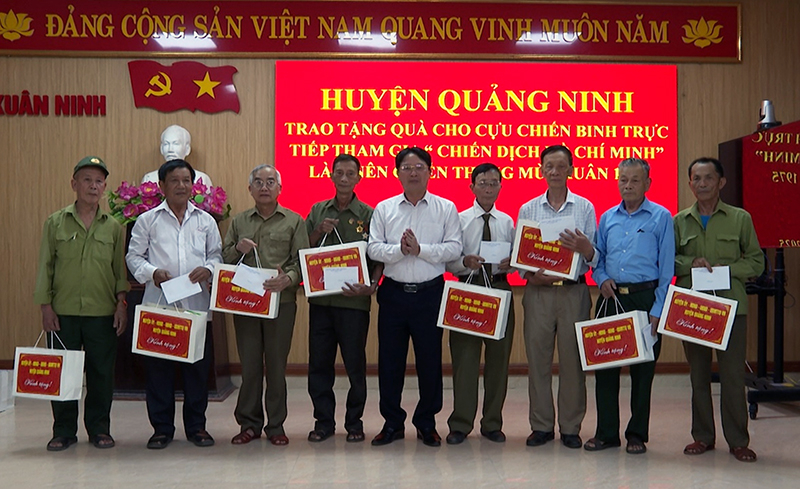 Lãnh đạo huyện Quảng Ninh tặng quà cho các cựu chiến binh tham gia chiến dịch Hồ Chí Minh trên địa bàn.