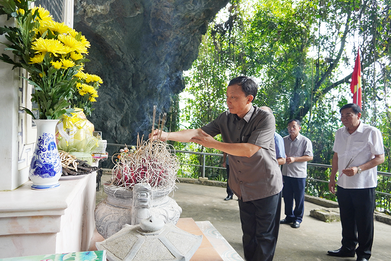 Lãnh đạo huyện Tuyên Hóa dâng hương tại Khu di tích lịch sử Quốc gia Lèn Hà.
