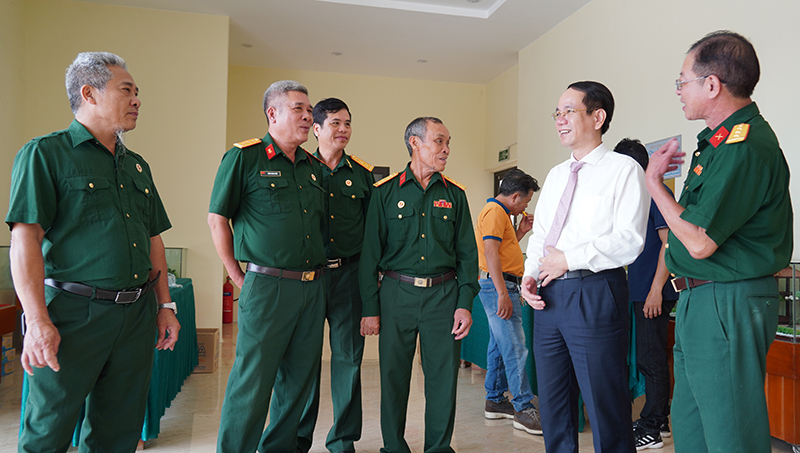 Gặp mặt cán bộ, chiến sĩ và những người trực tiếp tham gia chiến dịch Hồ Chí Minh. 