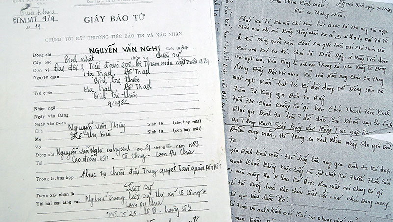 Giấy báo tử và thư đồng đội gửi về cho gia đình liệt sỹ Nguyễn Văn Nghi.
