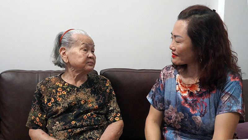 Cán bộ, chiến sĩ Phòng Cảnh sát quản lý hành chính về trật tự xã hội đến tận nhà thân nhân liệt sỹ để thu nhận mẫu ADN.