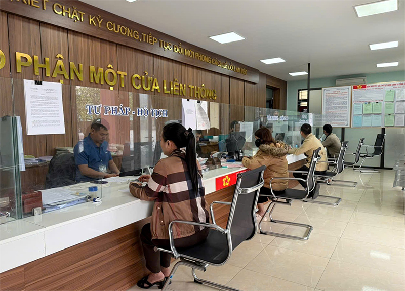 Công chức bộ phận “Một cửa” xã Đức Ninh đang tiếp nhận và giải quyết hồ sơ thủ tục  hành chính cho người dân.