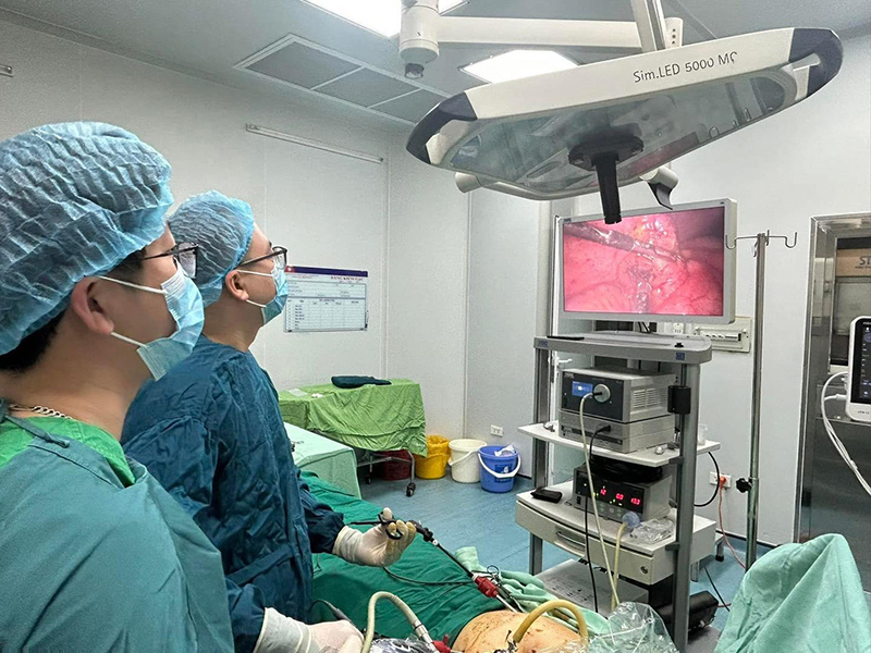 Bệnh nhân được phẫu thuật nội soi trong điều kiện nhiễm trùng ổ bụng.
