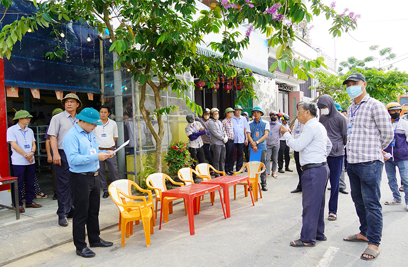Đại diện UBND huyện Bố Trạch đọc công bố quyết định cưỡng chế.