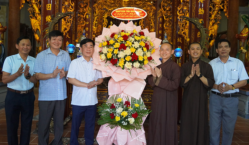 Đồng chí Chủ tịch Ủy ban MTTQVN tỉnh Phạm Quang Long tặng hoa chúc mừng chùa Hoằng Phúc.