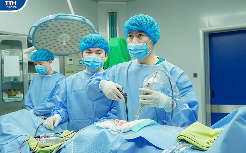Các y, bác sĩ Bệnh viện đa khoa TTH Quảng Bình thực hiện thành công hai ca phẫu thuật cột sống phức tạp, giúp bệnh nhân hồi phục vận động và cải thiện đáng kể chất lượng cuộc sống.