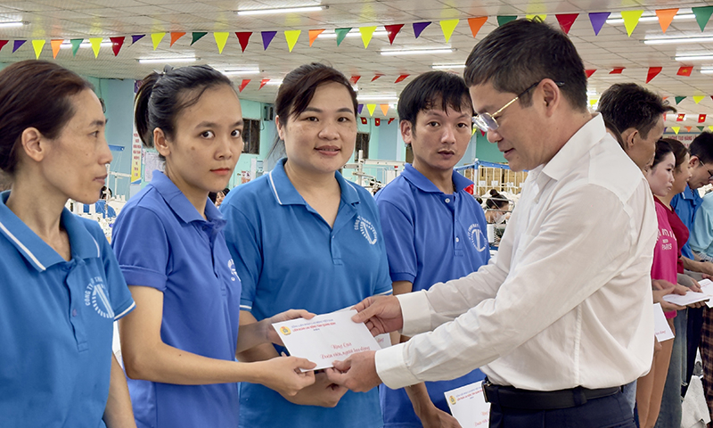 Anh 1: Đồng chí Phan Phong Phú, Phó Chủ tịch UBND tỉnh thăm và tặng quà tại Công ty TNHH May Thăng Long Anh 2: Đồng chí Phan Phong Phú, Phó Chủ tịch UBND tỉnh thăm và tặng quà các công nhân đang thi công trên công trình Đường ven biển