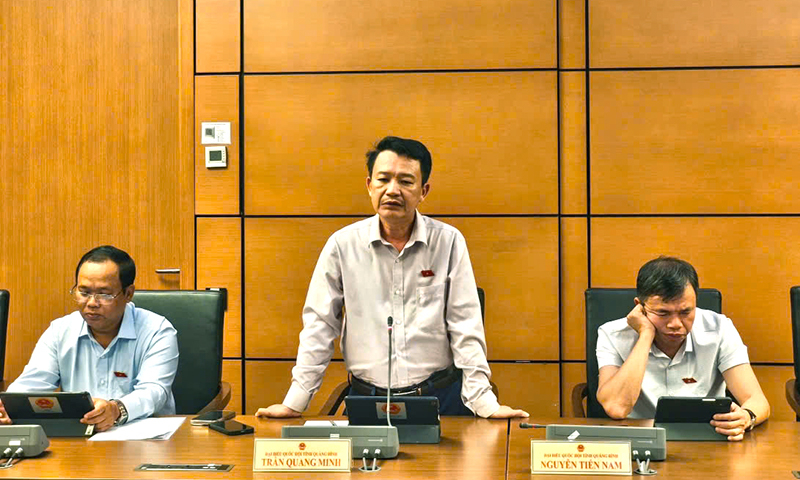 Đồng chí Trần Quang Minh tham gia thảo luận tại tổ.