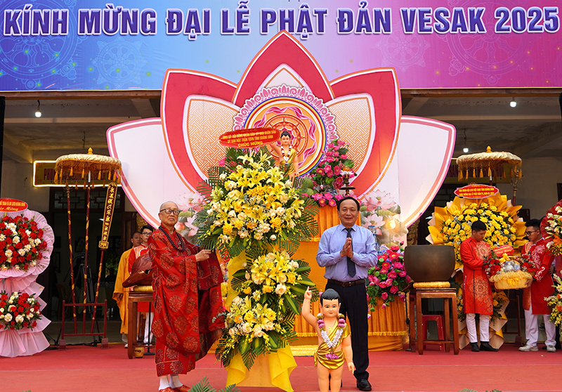 Đồng chí Phó Bí thư Thường trực Tỉnh ủy Trần Hải Châu tặng hoa chúc mừng Đại lễ Phật đản năm 2025 tại chùa Đại Giác.