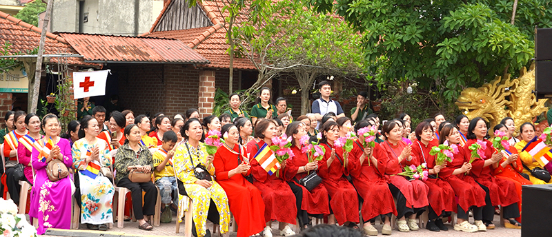 Đông đảo tăng ni, phật tử tham dự đại lễ.