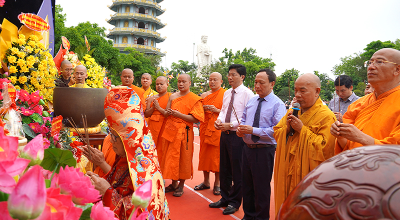 Đồng chí Phó Bí thư Thường trực Tỉnh ủy Trần Hải Châu và lãnh đạo sở, ban, ngành tỉnh tham gia nghi thức tại đại lễ.