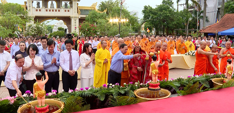 Đồng chí Phó Bí thư Thường trực Tỉnh ủy Trần Hải Châu và lãnh đạo sở, ban, ngành tỉnh tham gia nghi thức tắm phật tại đại lễ.