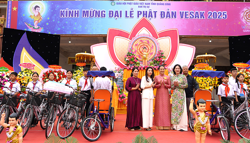 Đại diện lãnh đạo các trường học trên địa bàn đón nhận và cảm ơn những phần quà từ các nhà thảo tâm.