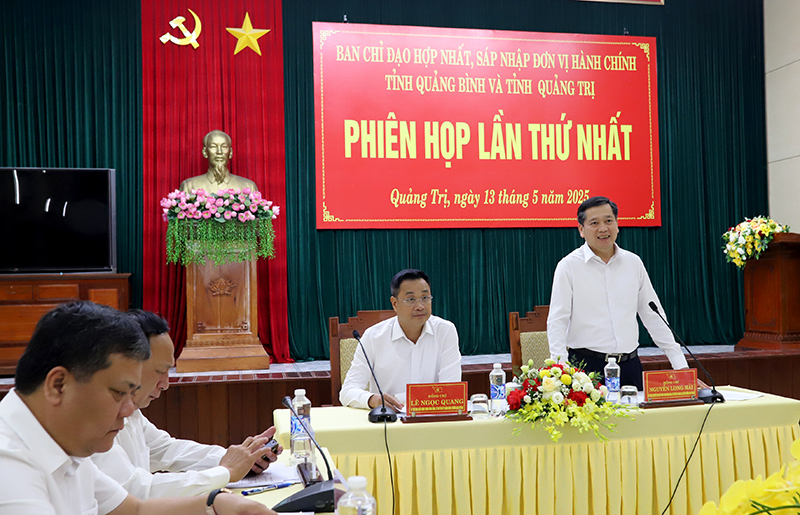 Đồng chí Nguyễn Long Hải, Ủy viên dự khuyết Trung ương Đảng, Bí thư Tỉnh ủy Quảng Trị  phát biểu tại phiên họp.