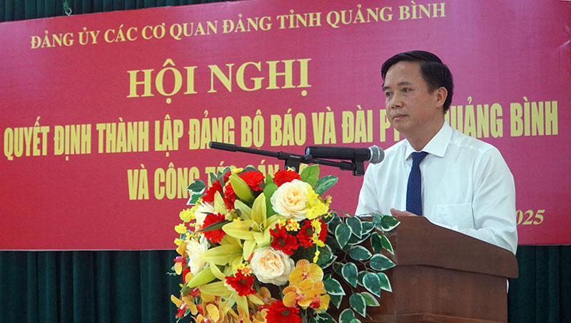 Đồng chí Phạm Tiến Nam, Tỉnh ủy viên, Phó Bí thư Đảng ủy các cơ quan Đảng tỉnh phát biểu chỉ đạo tại hội nghị