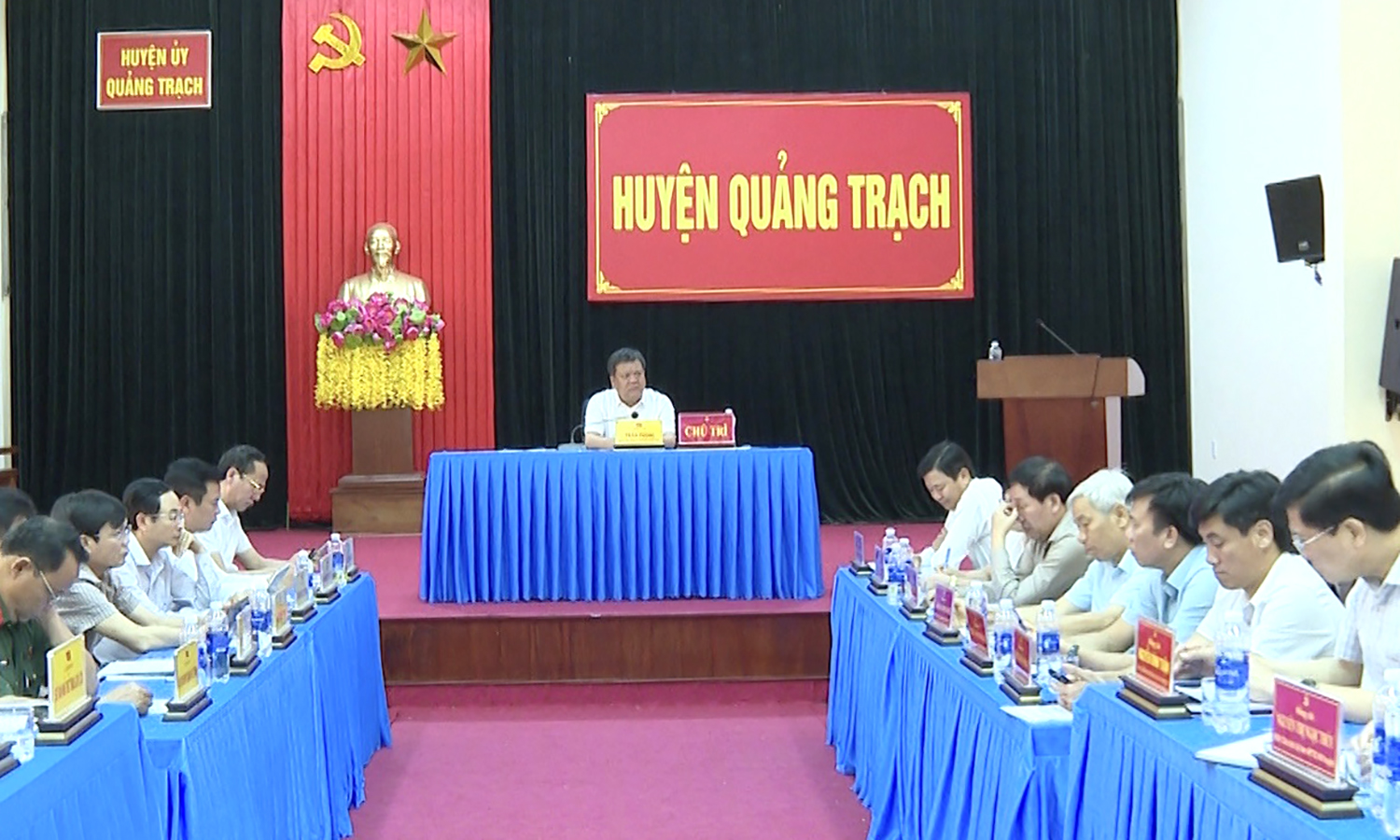 Đồng chí Chủ tịch UBND tỉnh Trần Phong chủ trì buổi làm việc.