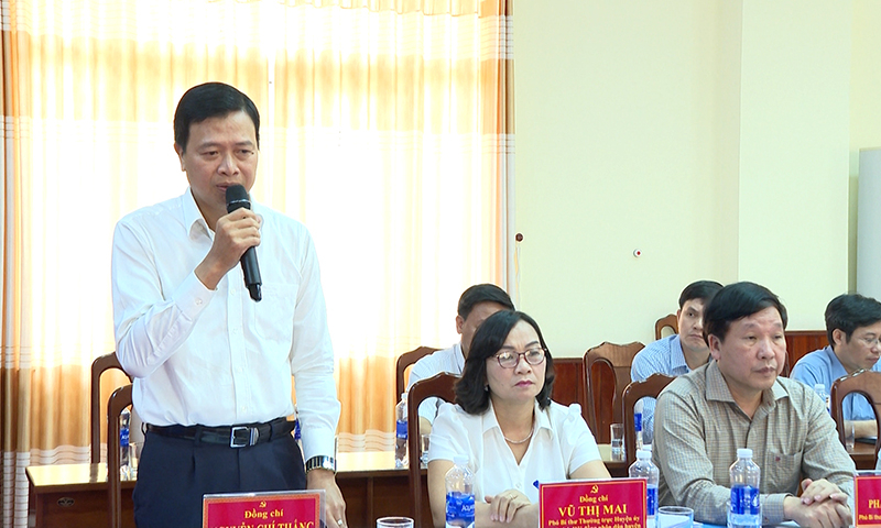 Đại diện lãnh đạo huyện Quảng Trạch phát biểu kiến nghị tại buổi làm việc.