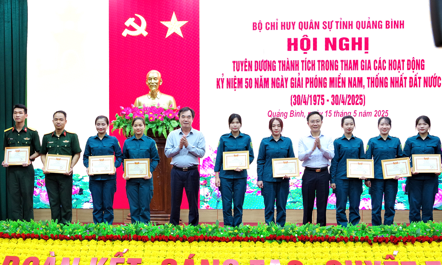 Các đồng chí: Nguyễn Lương Bình, Trưởng ban Nội chính Tỉnh ủy; Hoàng Xuân Tân, Phó Chủ tịch UBND tỉnh trao bằng khen của Bộ Tư lệnh Quân khu 4 cho 9 cá nhân tiêu biểu.