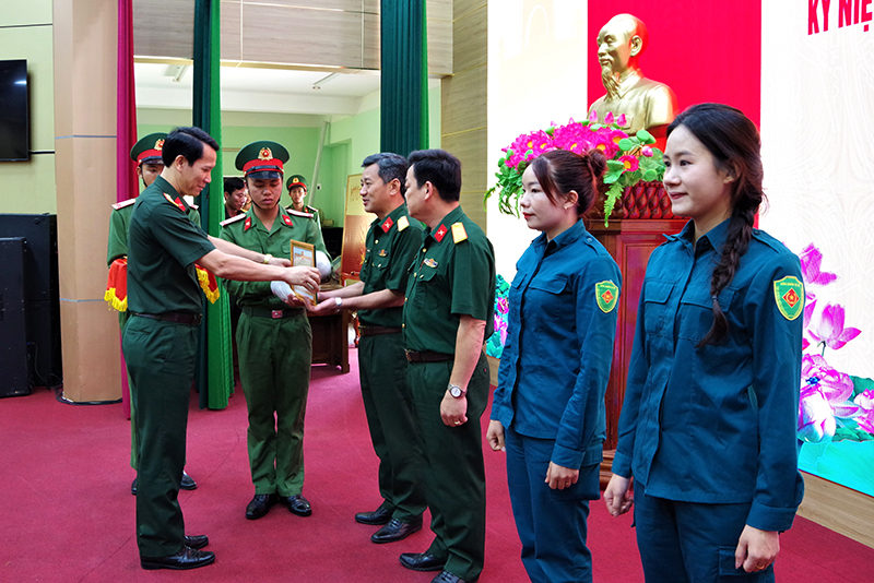 Đồng chí đại tá Đinh Xuân Hướng, Chính ủy Bộ CHQS tỉnh tặng giấy khen cho các tập thể, cá nhân tiêu biểu.