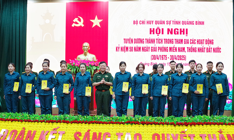 Đồng chí đại tá Trương Như Ý, Phó Chính ủy Bộ CHQS tỉnh trao thưởng cho 22 cá nhân tham gia lực lượng A50.