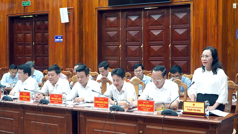 Đồng chí Phạm Thị Hân, Ủy viên Ban Thường vụ Tỉnh ủy, Bí thư Thành ủy Đồng Hới thảo luận tại hội nghị