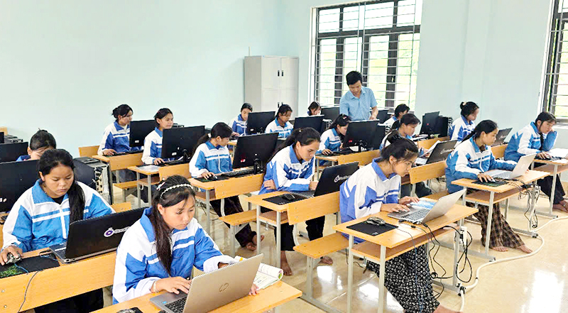 Trường PTDT Nội trú huyện Bố Trạch tiên phong trong công tác  đào tạo công nghệ thông tin cho học sinh đồng bào Ma Coong  xã Thượng Trạch.