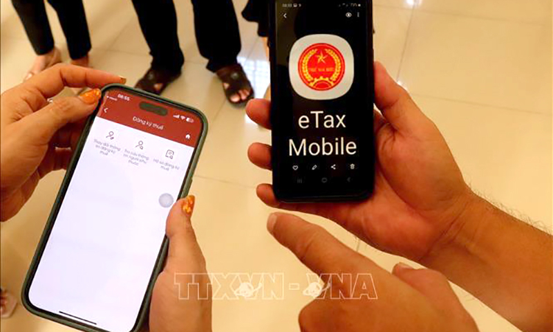 Người nộp thuế dùng ứng dụng eTax Mobile, ứng dụng Thuế điện tử dành cho cá nhân để kiểm tra thông tin trên Tờ khai quyết toán thuế TNCN gợi ý do hệ thống công nghệ thông tin của ngành Thuế tự động tạo lập. Ảnh: Thu Hiền/TTXVN