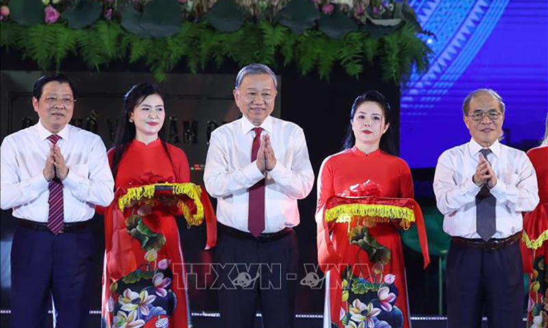 Tổng Bí thư Tô Lâm và các đại biểu thực hiện nghi thức cắt băng khánh thành tượng “Bác Hồ về thăm quê” - Ảnh: TTXVN