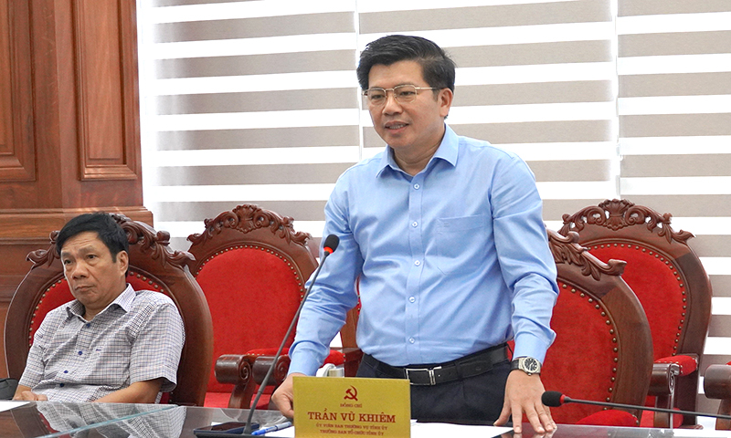 Đồng chí Trần Vũ Khiêm, Ủy viên Ban Thường vụ, Trưởng ban Tổ chức Tỉnh ủy phát biểu tại phiên họp.
