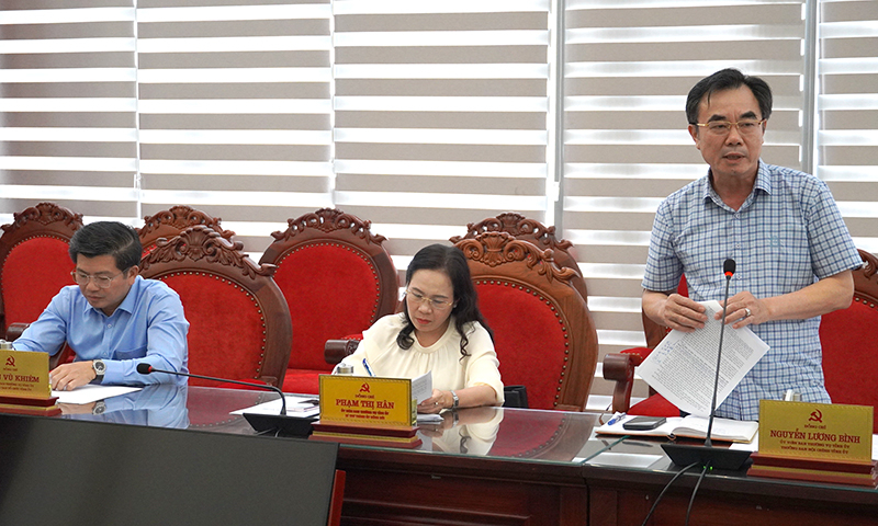 Đồng chí Nguyễn Lương Bình, Ủy viên Ban Thường vụ, Trưởng ban Nội chính Tỉnh ủy phát biểu tại phiên họp.