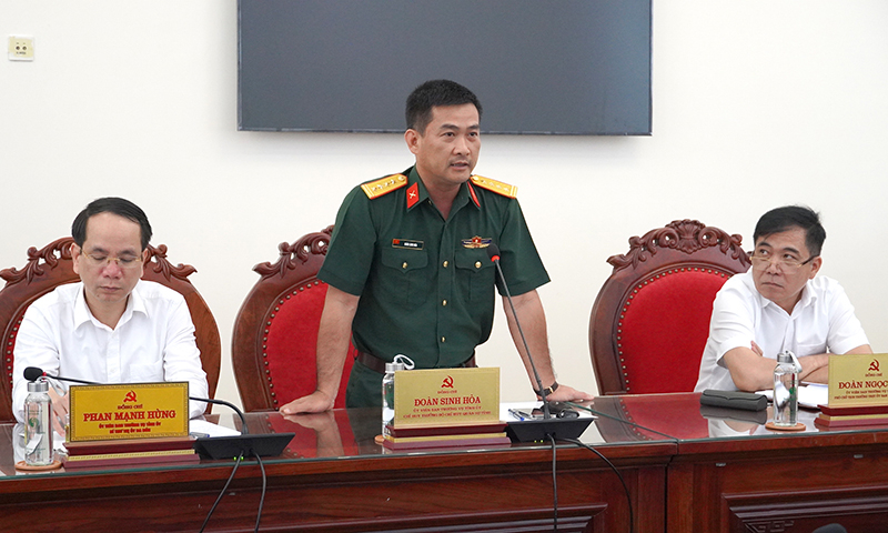 Đồng chí Đoàn Sinh Hòa, Ủy viên Ban Thường vụ Tỉnh ủy, Chỉ huy trưởng Bộ Chỉ huy Quân sự tỉnh phát biểu tại phiên họp.