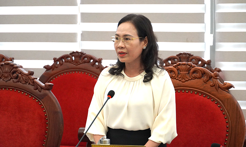 Đồng chí Phạm Thị Hân, Ủy viên Ban Thường vụ Tỉnh ủy, Bí thư Thành ủy Đồng Hới phát biểu tại phiên họp.