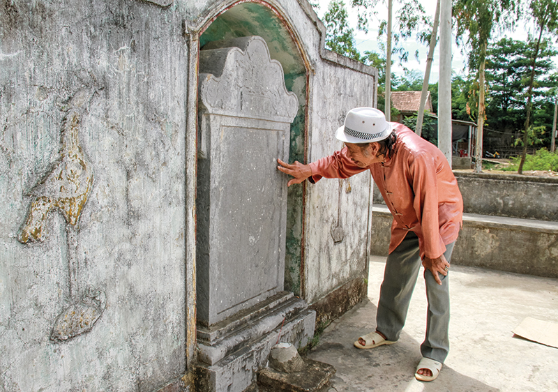Văn bia Song trung miếu bia (1650) tại thôn Trung Tiến, Xã Phù Hóa, huyện Quảng Trạch ghi lại lịch sử vùng đất và ghi công hai vị công thần Hoàng Vĩnh Tộ và Hoàng Vĩnh Dụ đời Hậu Lê.