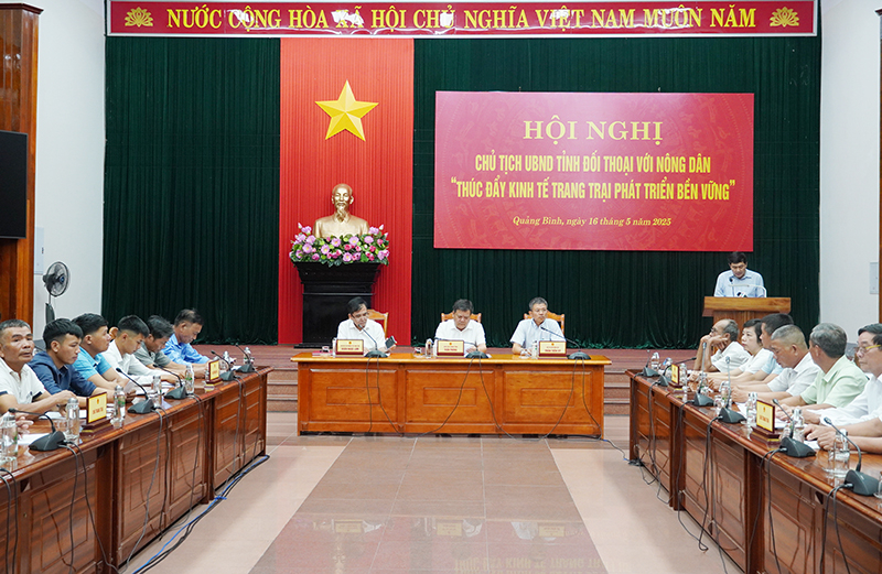 Quang cảnh hội nghị đối thoại giữa Chủ tịch UBND tỉnh và nông dân Quảng Bình.