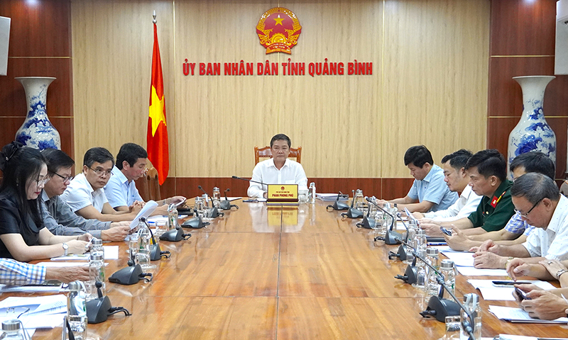 Đồng chí Phó Chủ tịch UBND tỉnh Phan Phong Phú và các đại biểu tham dự hội nghị tại điểm cầu Quảng Bình.