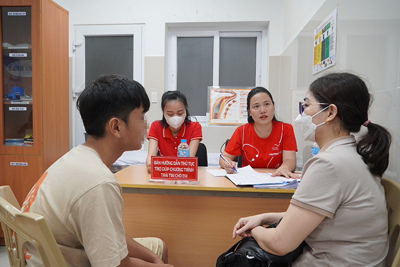 Tư vấn, hướng dẫn làm thủ tục cho trẻ bị mắc tim bẩm sinh.