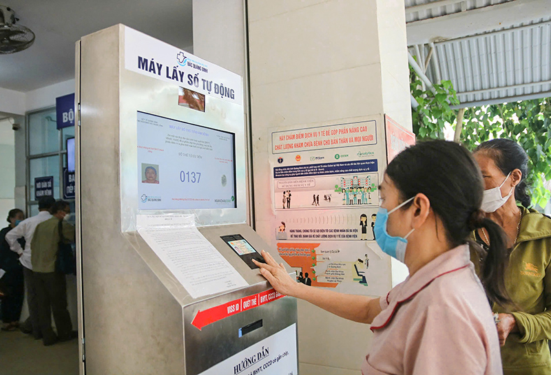  Người cao tuổi thường lúng túng trước các thiết bị công nghệ hiện đại.