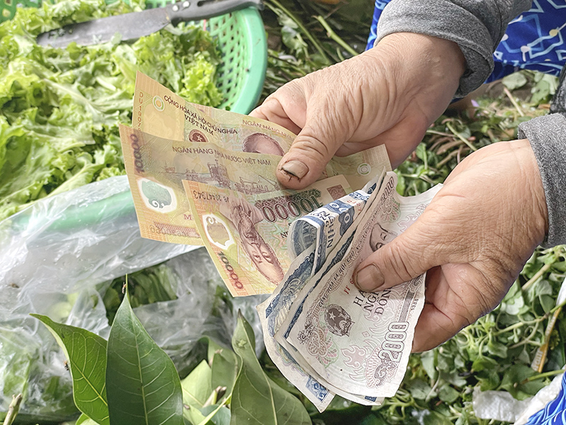  Giao dịch bằng tiền mặt vẫn là lựa chọn của phần lớn người cao tuổi.